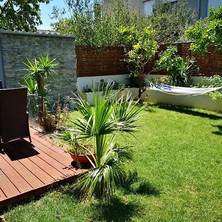 By The Sea Kasalo With Garden דירה